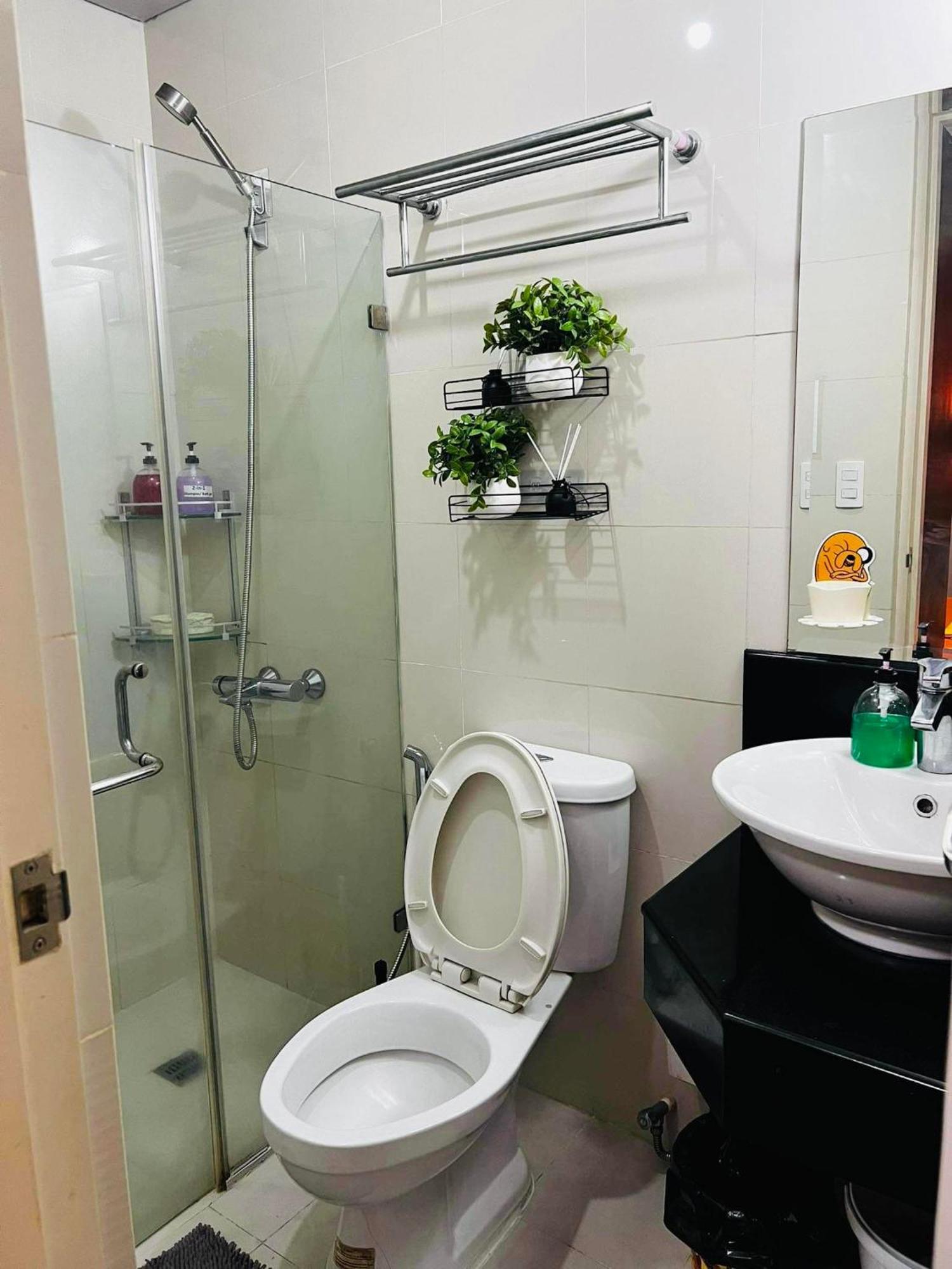 One Palm Tree Villas Condominium - Studio 10O With Balcony - Across Terminal 3 Airport Manila Bagian luar foto